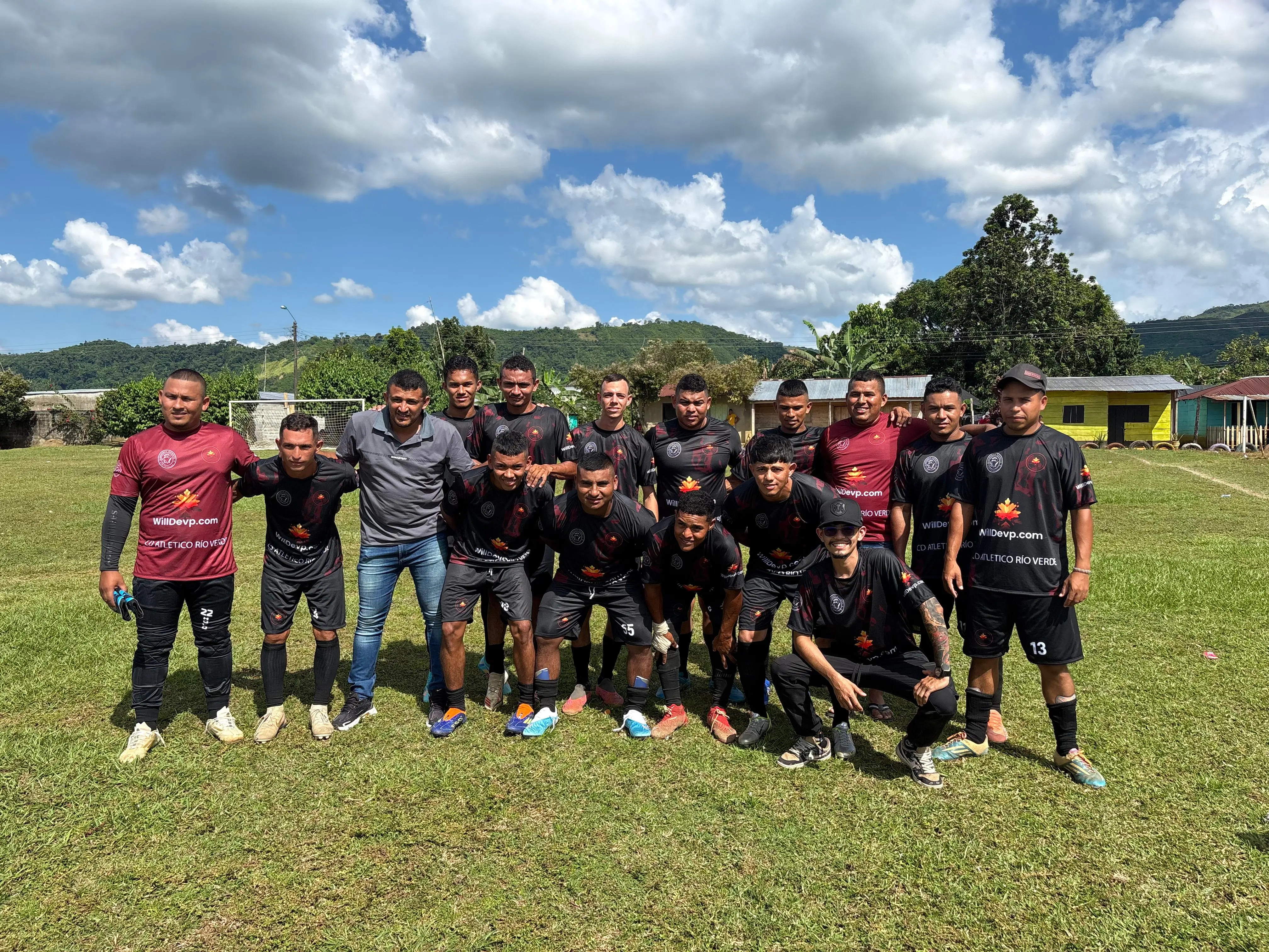 Apoyando Nuestras Raíces: Donación de Uniformes al CD Atlético Río Verde