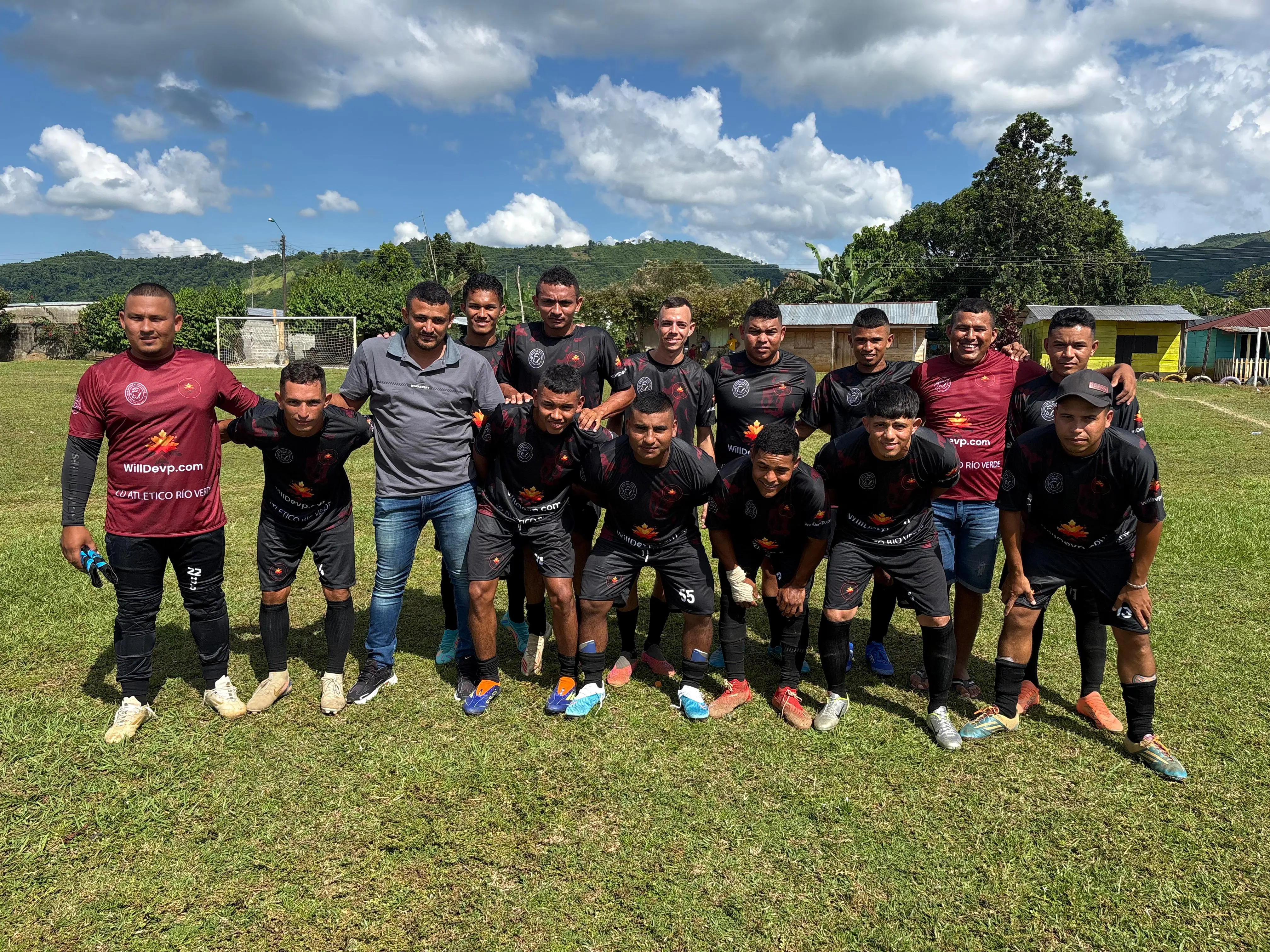 Equipo CD Atlético Río Verde con sus nuevos uniformes